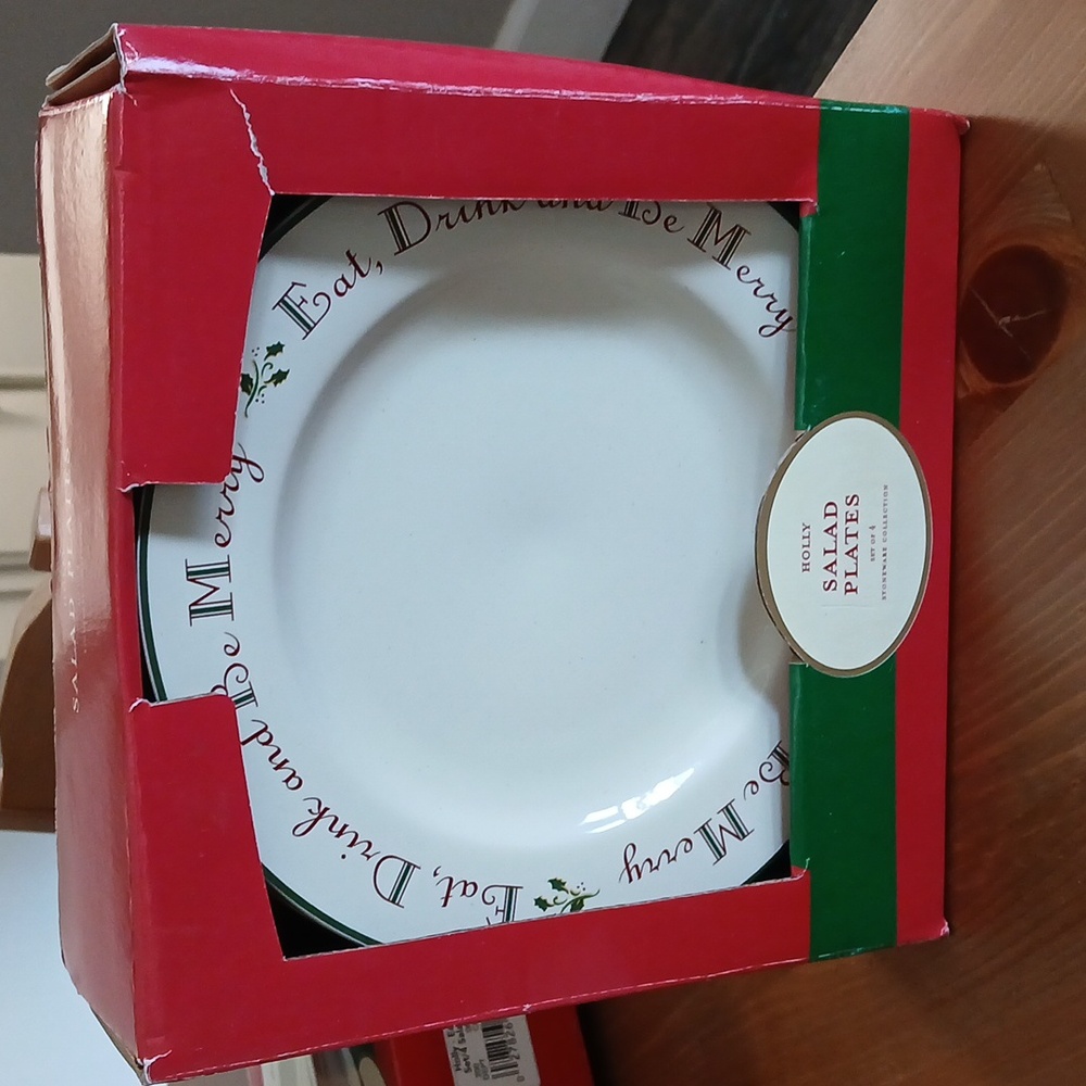 HOME Holly - Eat Drink Set of 4 Salad Plates 8" Holiday Red Green Be Merry